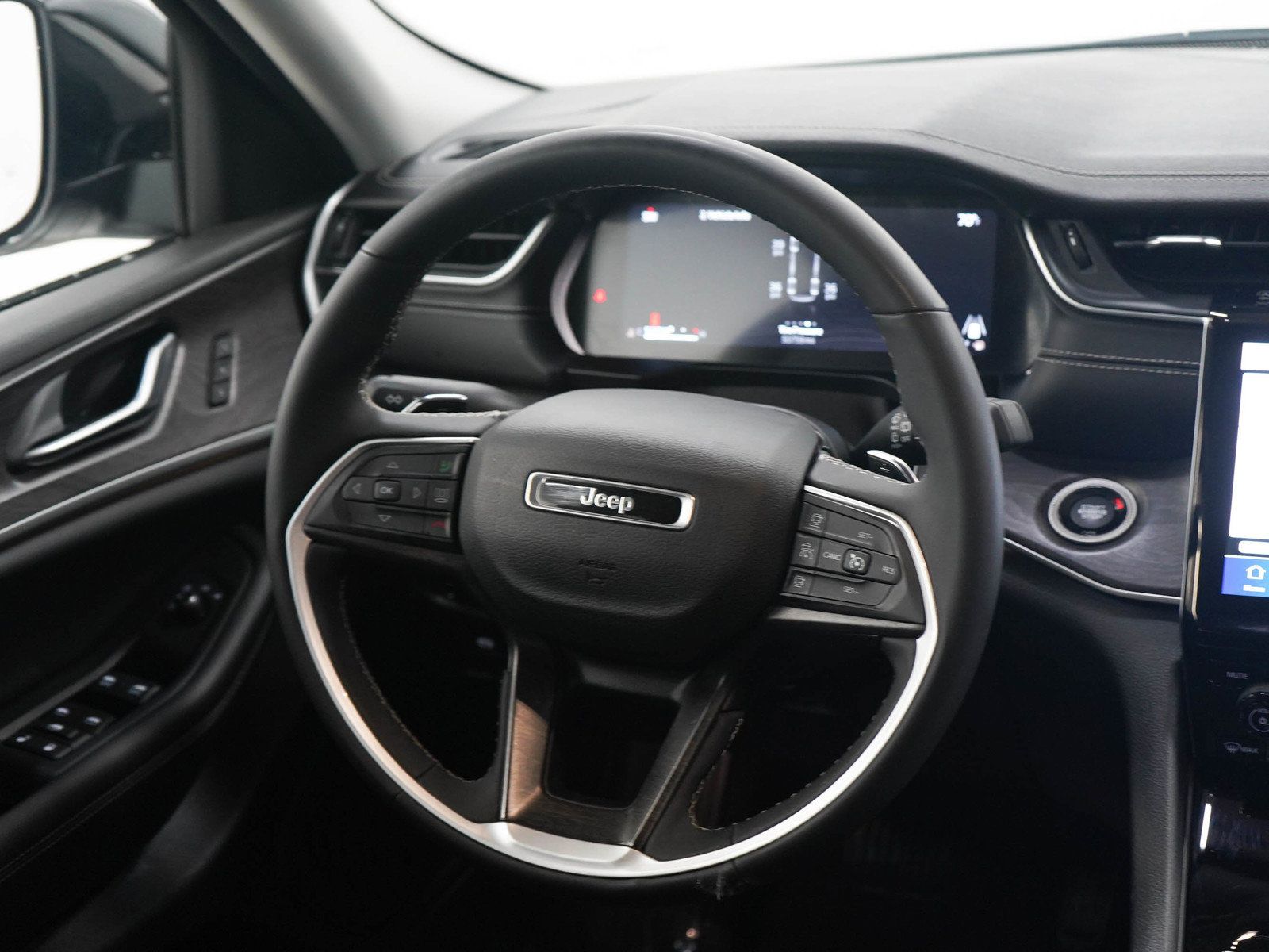 Used 2023 Jeep Grand Cherokee L Limited AWD/4WD image 15