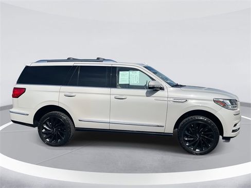 Used 2021 Lincoln Navigator Reserve image 3