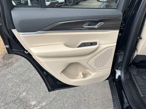 New 2025 Jeep Grand Cherokee Limited w/ MOPAR Finishing Package AWD/4WD image 18