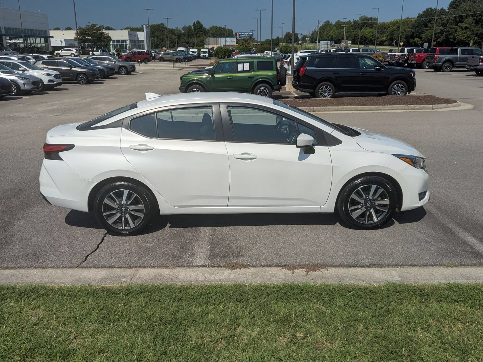 Used 2025 Nissan Versa SV FWD image 2