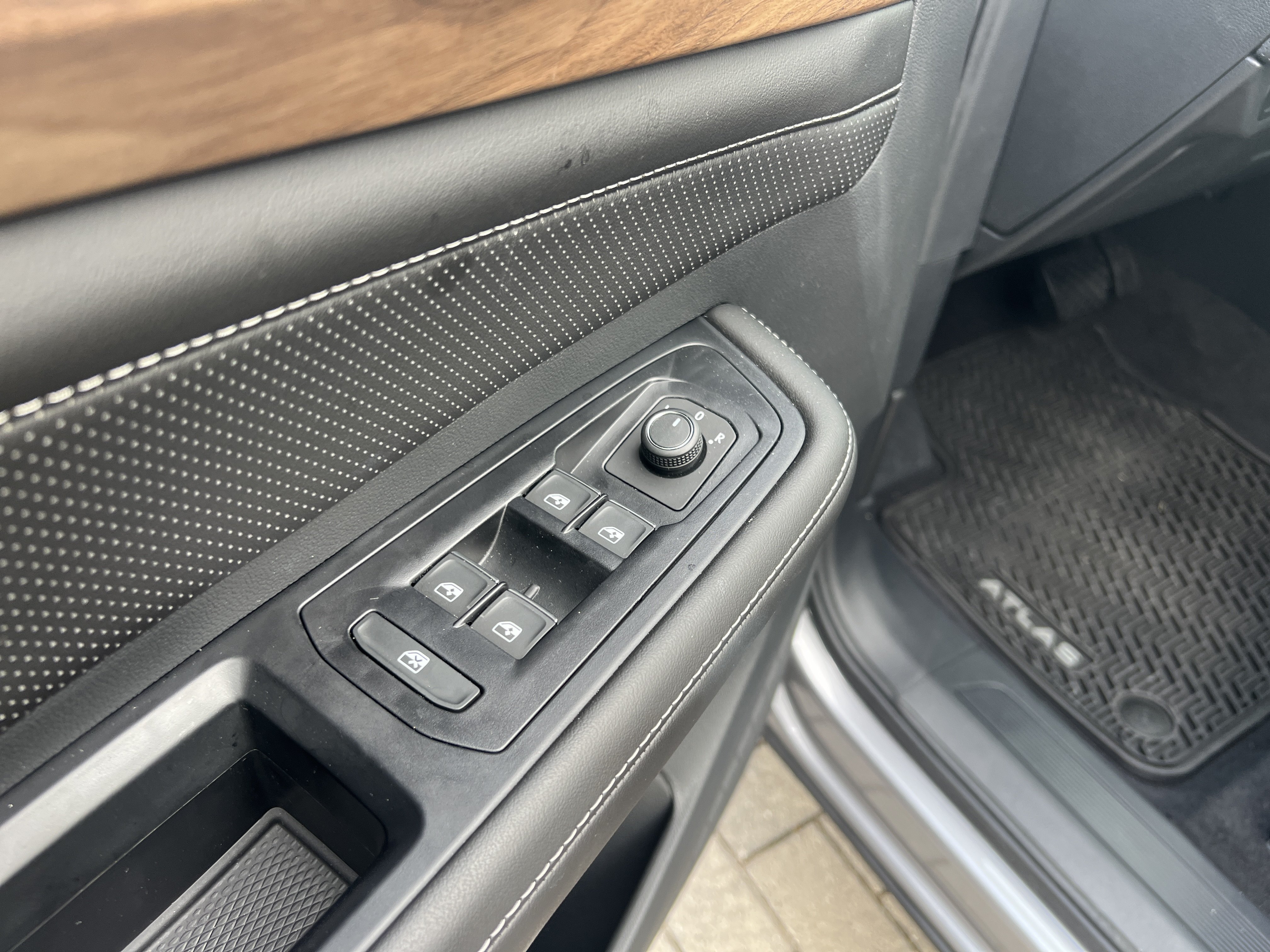 Certified 2026 Volkswagen Atlas SE FWD image 12