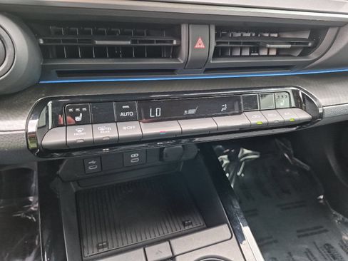 Used 2025 Toyota Prius FWD image 17