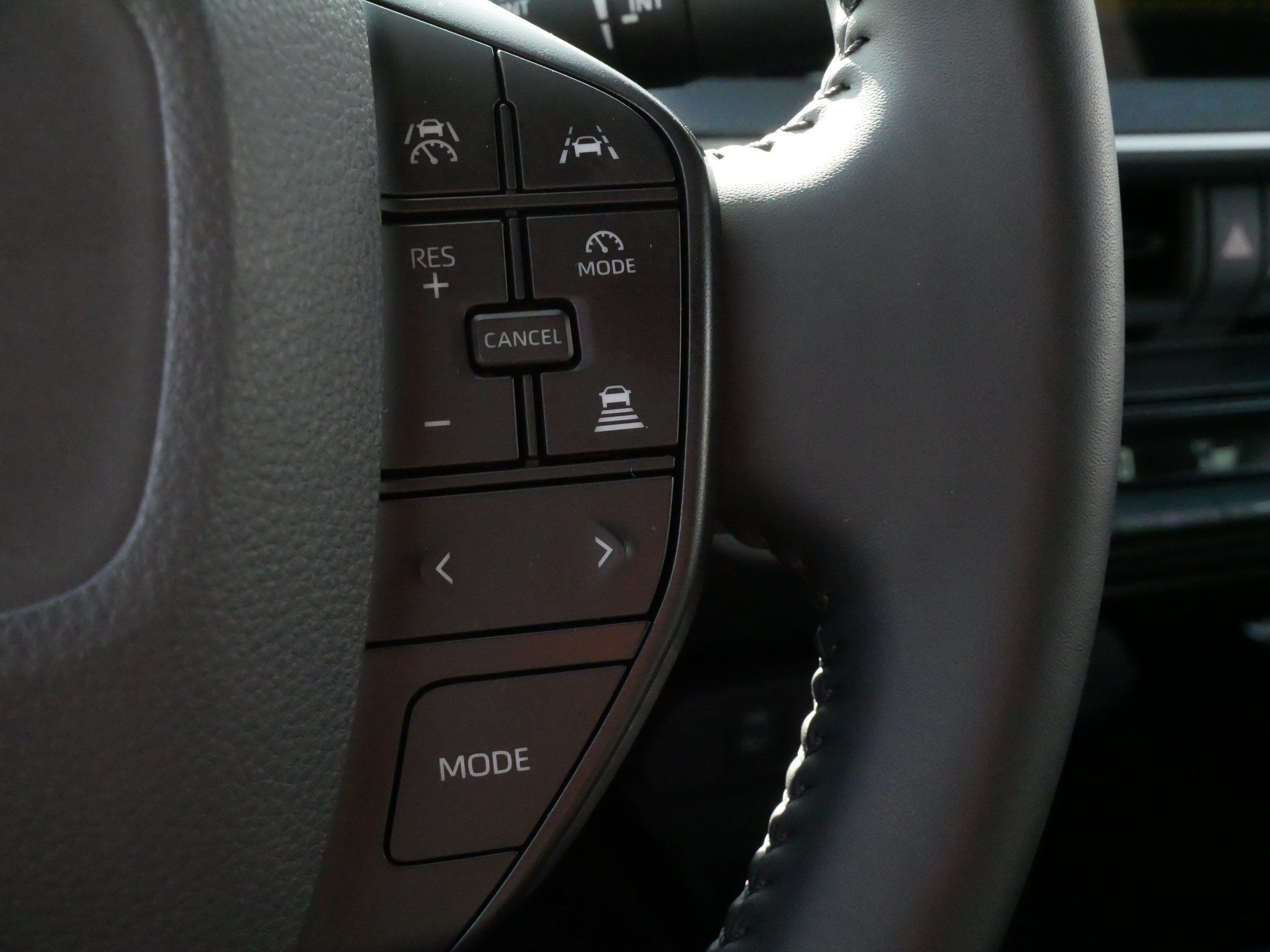 Certified 2025 Toyota Prius LE FWD image 27