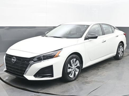 Certified 2025 Nissan Altima 2.5 S image 3