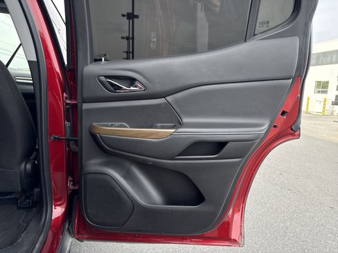 Used 2023 GMC Acadia SLE image 32