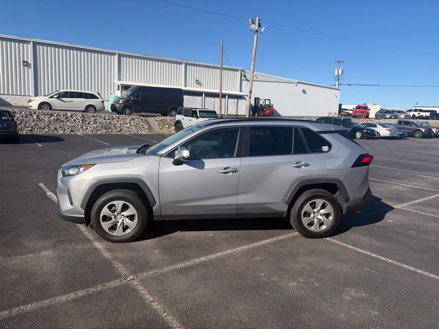 Used 2019 Toyota RAV4 LE AWD/4WD image 2