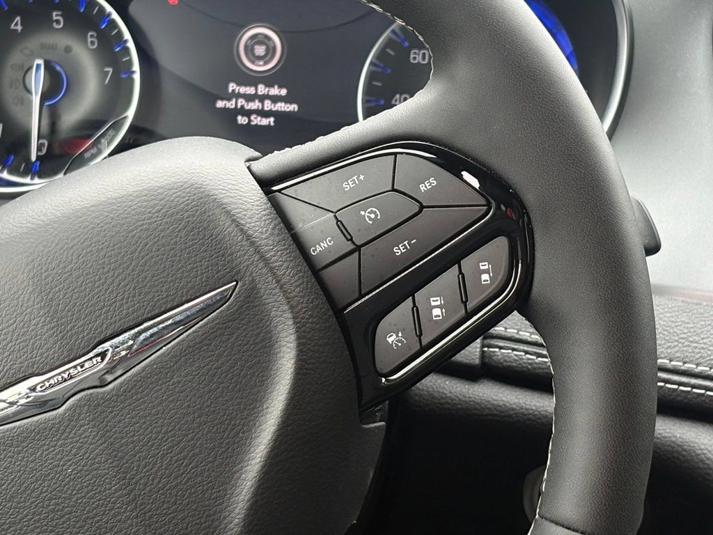 Used 2025 Chrysler Pacifica Limited FWD image 17