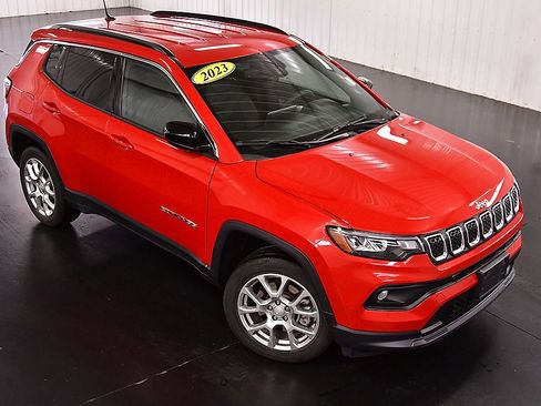 Used 2023 Jeep Compass Latitude image 13