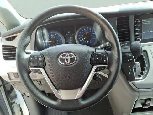 Used 2020 Toyota Sienna L FWD image 15