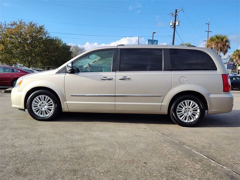 Used 2012 Chrysler Town & Country Limited w/ Luxury Group image 4