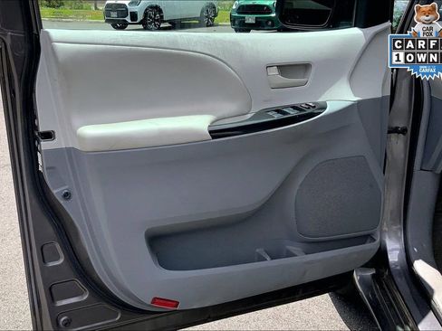 Used 2014 Toyota Sienna LE FWD image 20