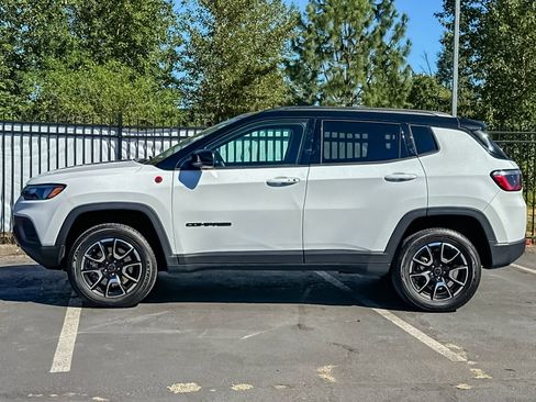 Used 2025 Jeep Compass Trailhawk AWD/4WD image 6