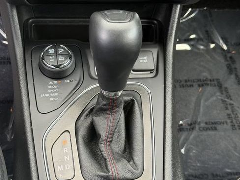 Used 2019 Jeep Cherokee Trailhawk w/ Cold Weather Group AWD/4WD image 29