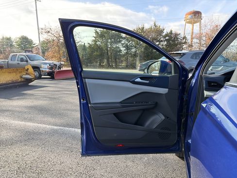 Certified 2023 Volkswagen Taos SE w/ Panoramic Sunroof Package image 11