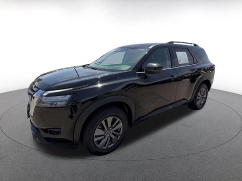 Used 2025 Nissan Pathfinder SV FWD image 8