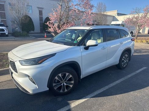 Used 2023 Toyota Highlander XLE AWD/4WD image 3