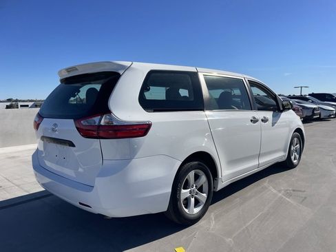 Used 2017 Toyota Sienna L image 2