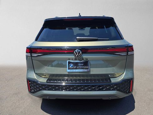 Used 2025 Volkswagen Tiguan SE R-Line AWD/4WD image 4