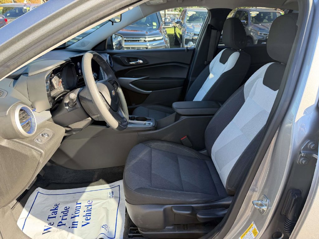 Used 2024 Chevrolet Trax LS w/ LS Convenience Package FWD image 16