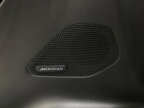 Used 2018 Jaguar F-PACE Premium image 18