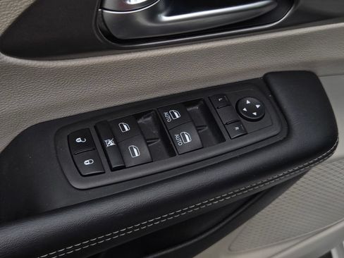 Used 2023 Chrysler Pacifica Touring-L FWD image 10
