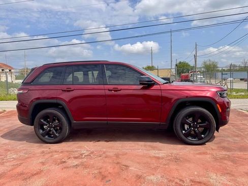 Used 2025 Jeep Grand Cherokee Altitude AWD/4WD image 4