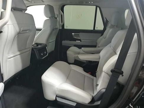 Used 2025 Ford Expedition Platinum w/ Driver's Package AWD/4WD image 18