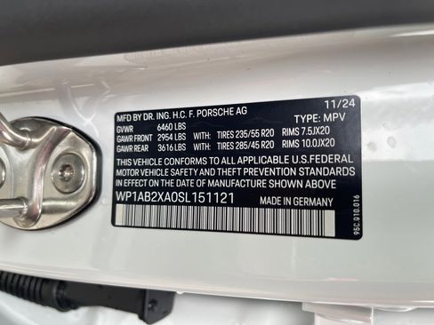 Certified 2025 Porsche Macan 4S Electric AWD/4WD image 35