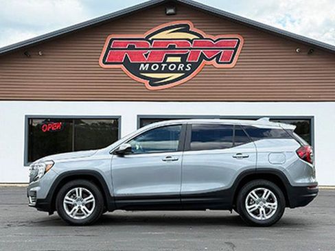 Used 2023 GMC Terrain SLE w/ LPO, Floor Liner Package AWD/4WD image 5
