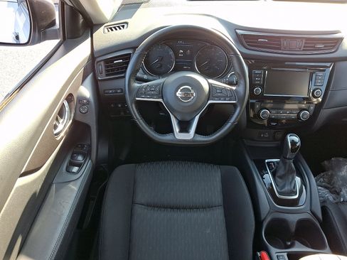 Used 2020 Nissan Rogue SV image 2