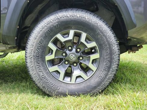 Used 2018 Toyota Tacoma TRD Off-Road AWD/4WD image 12