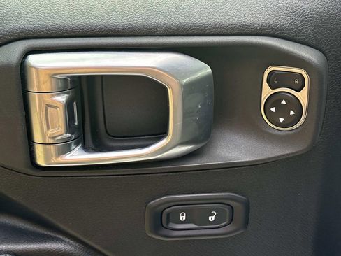 Used 2025 Jeep Wrangler Unlimited Rubicon image 17