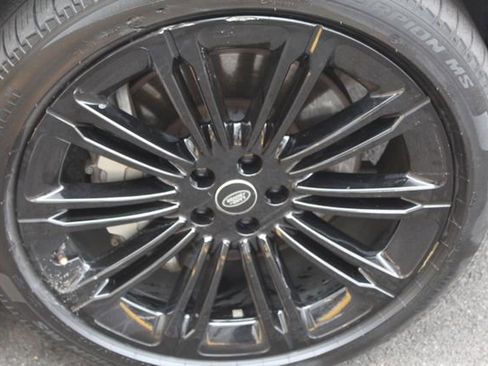 Used 2025 Land Rover Range Rover SE image 9