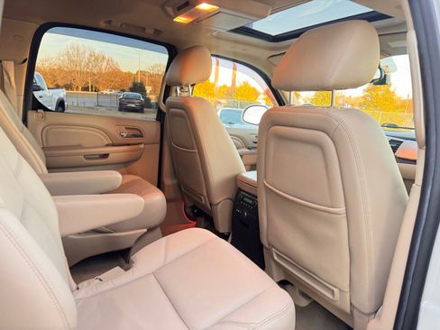 Used 2014 Cadillac Escalade ESV Luxury image 23