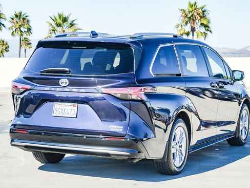 Used 2023 Toyota Sienna Limited image 7