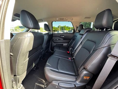 Used 2023 Nissan Pathfinder SL w/ Black Appearance Package AWD/4WD image 16