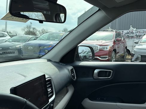 Used 2023 Hyundai Venue Limited image 22