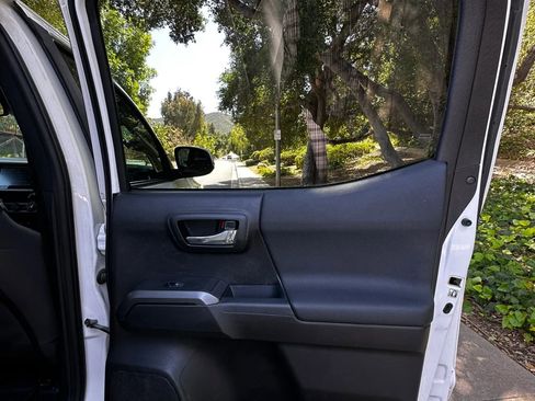 Used 2019 Toyota Tacoma TRD Off-Road w/ Technology Package image 31