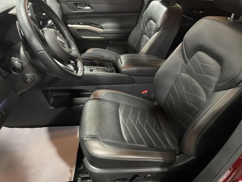 Used 2023 Nissan Pathfinder Platinum image 11