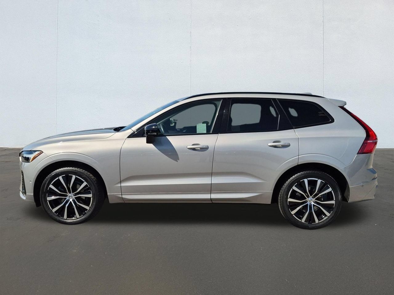 Certified 2024 Volvo XC60 B5 Plus AWD/4WD image 8