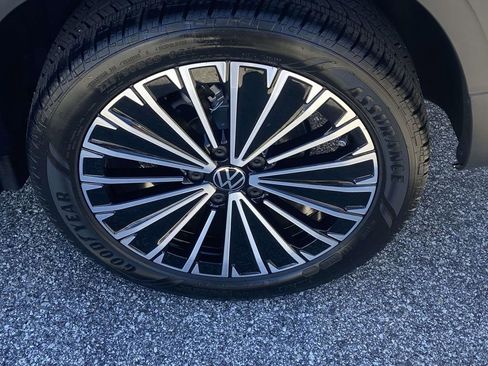 New 2026 Volkswagen Taos SE FWD image 7