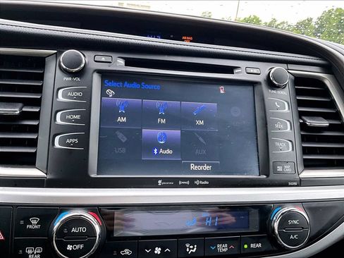 Used 2019 Toyota Highlander XLE AWD/4WD image 19