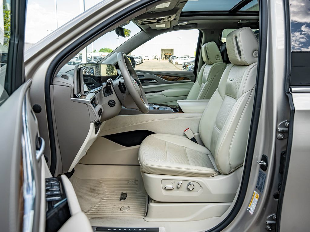 Used 2021 Cadillac Escalade Premium Luxury Platinum w/ Heavy-Duty Trailer Package AWD/4WD image 34