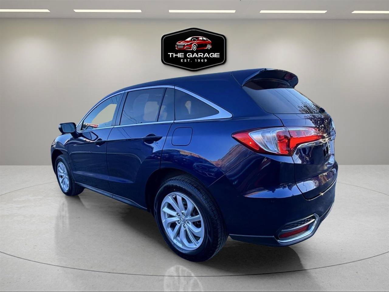 Used 2018 Acura RDX w/ Tech & AcuraWatch Plus Pack AWD/4WD image 3