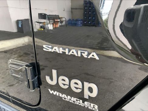 Used 2020 Jeep Wrangler Unlimited Sahara w/ Cold Weather Group AWD/4WD image 10