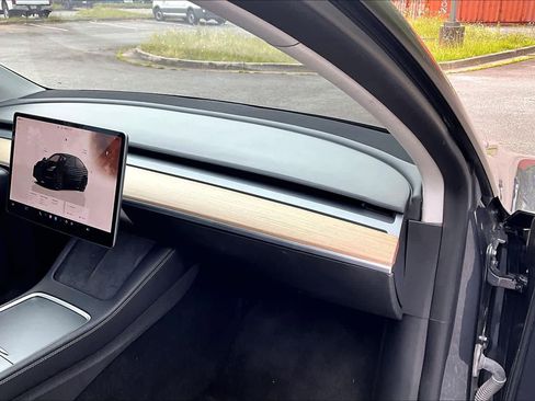 Used 2022 Tesla Model Y Long Range AWD/4WD image 18