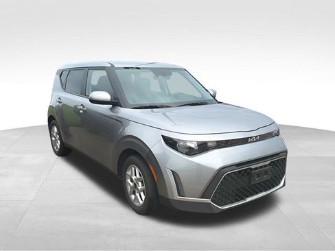 Used 2025 Kia Soul LX w/ LX Technology Package FWD image 3