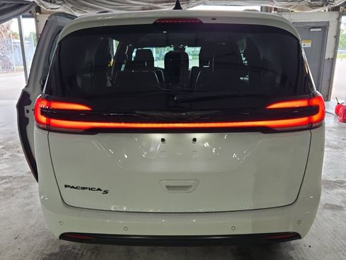 Used 2024 Chrysler Pacifica Touring-L w/ Uconnect Theater Family Group FWD image 3