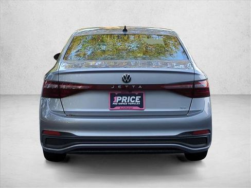 Used 2025 Volkswagen Jetta SE FWD image 6