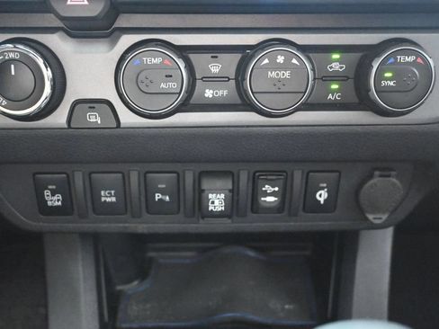 Used 2019 Toyota Tacoma TRD Sport AWD/4WD image 12